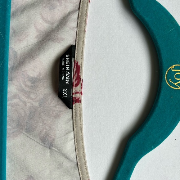 Shein Floral V neck top - Picture 5 of 9